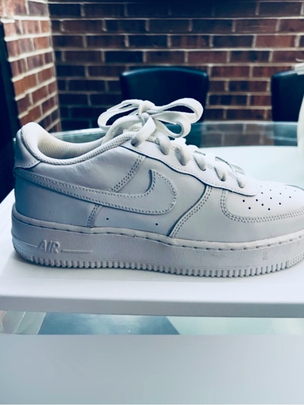 Nike Air Force 1 White Low-Top Leather Sneakers - Picture 5 of 6